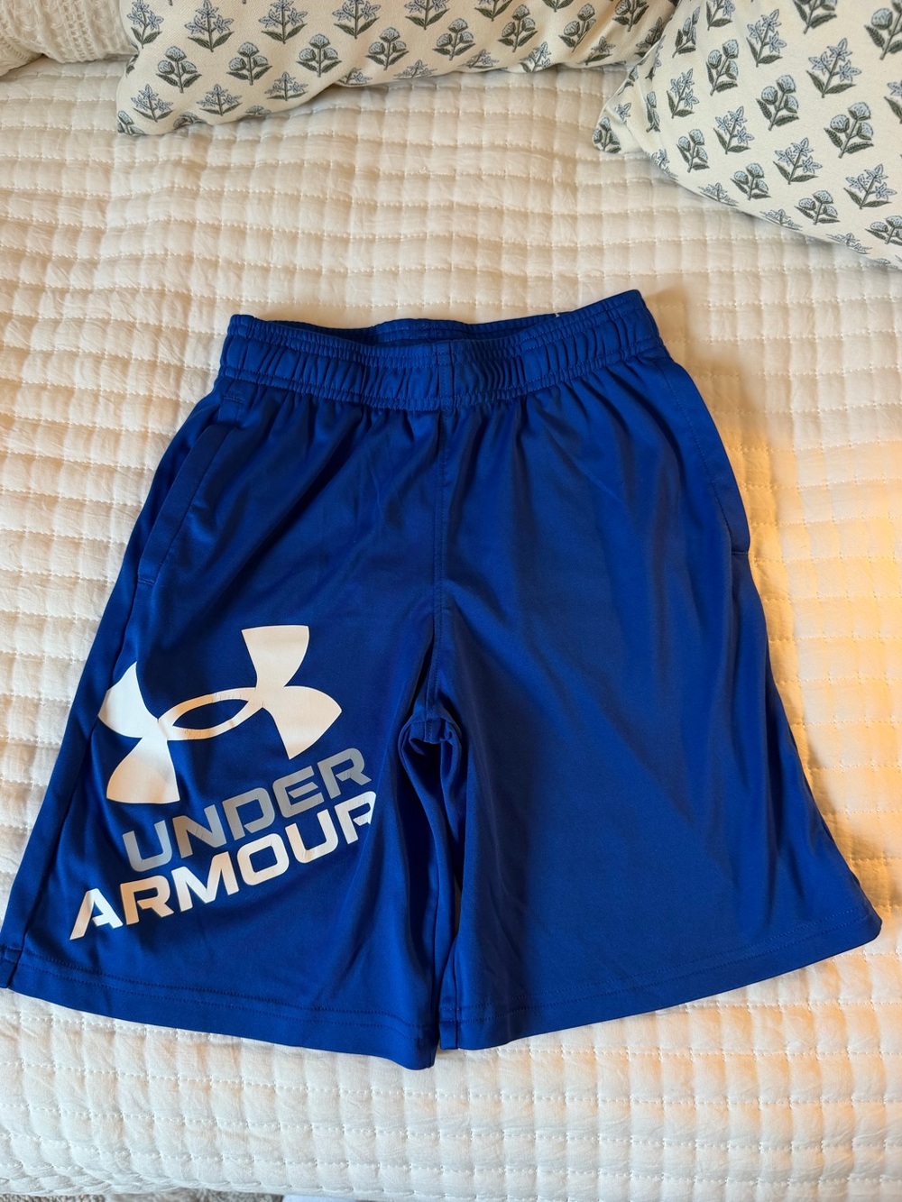 Under Armour Boys Blue Athletic Shorts Size M